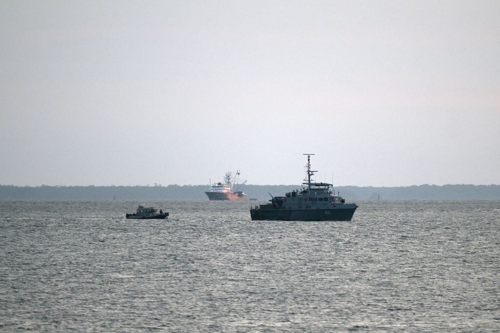 Un barco de la Armada de Colombia patrulla el océano Pacífico en la zona costera de Buenaventura en el Valle del Cauca.
