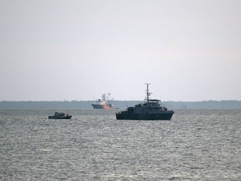 Un barco de la Armada de Colombia patrulla el océano Pacífico en la zona costera de Buenaventura en el Valle del Cauca.