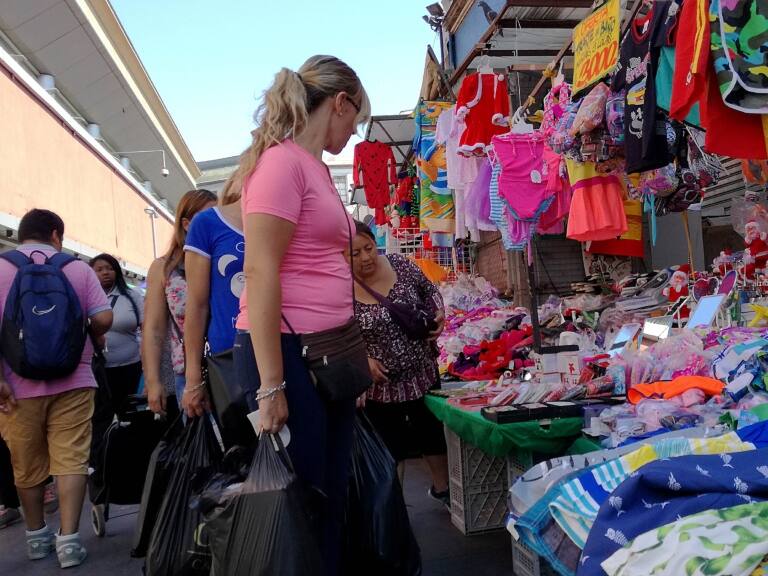 Ordenan a la municipalidad de Santiago a fiscalizar comercio ambulante e higiene en el barrio Meiggs