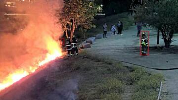 Lo Barnechea: sujetos provocan incendio tras manipular fuegos artificiales en ladera del río Mapocho