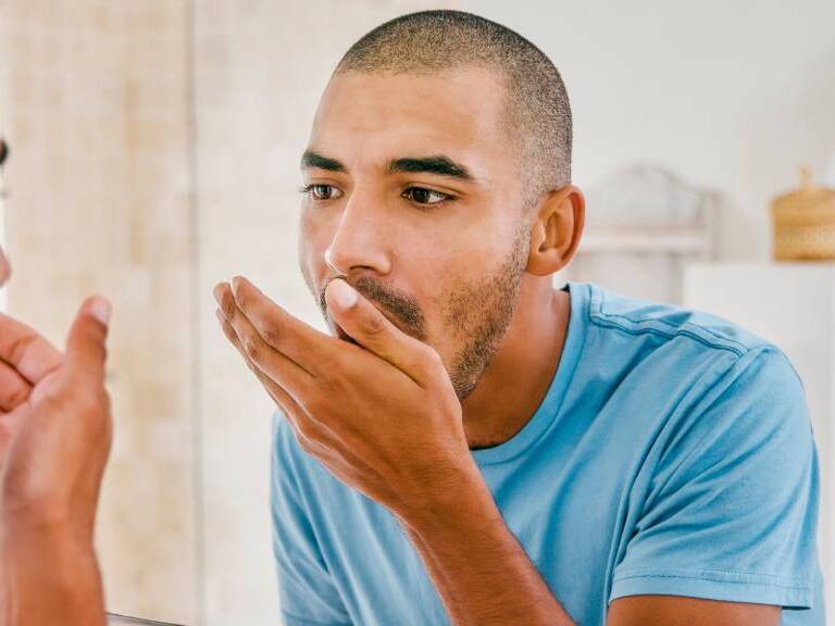 Científicos descubren «solución excepcionalmente efectiva» contra el aliento a ajo