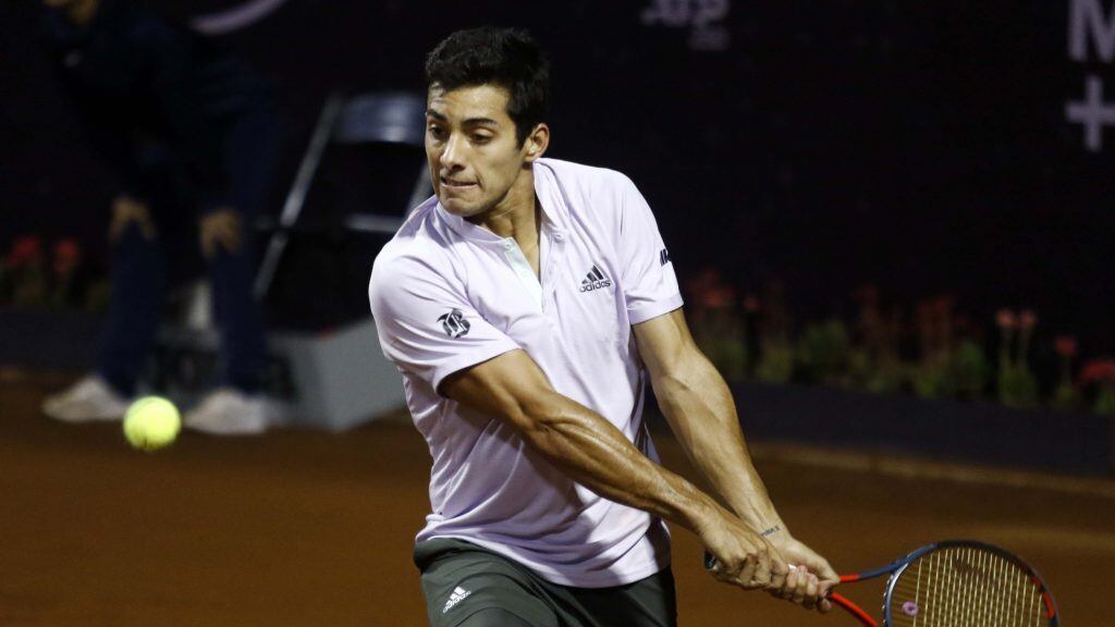 27 de Febrero 2020/ SANTIAGO
El tenista Cristian Garin (CH) regresa la bola, durante el partido de cuartos de final contra el jugador Alejandro Davidovich (ESP), valido por la ATP 250 Santiago, realizado en las canchas de tenis del Club Universidad Católica en San Carlos de Apoquindo, ubicada en la Comuna de Las Condes
FOTO: Jose Francisco Zuñiga /AGENCIAUNO