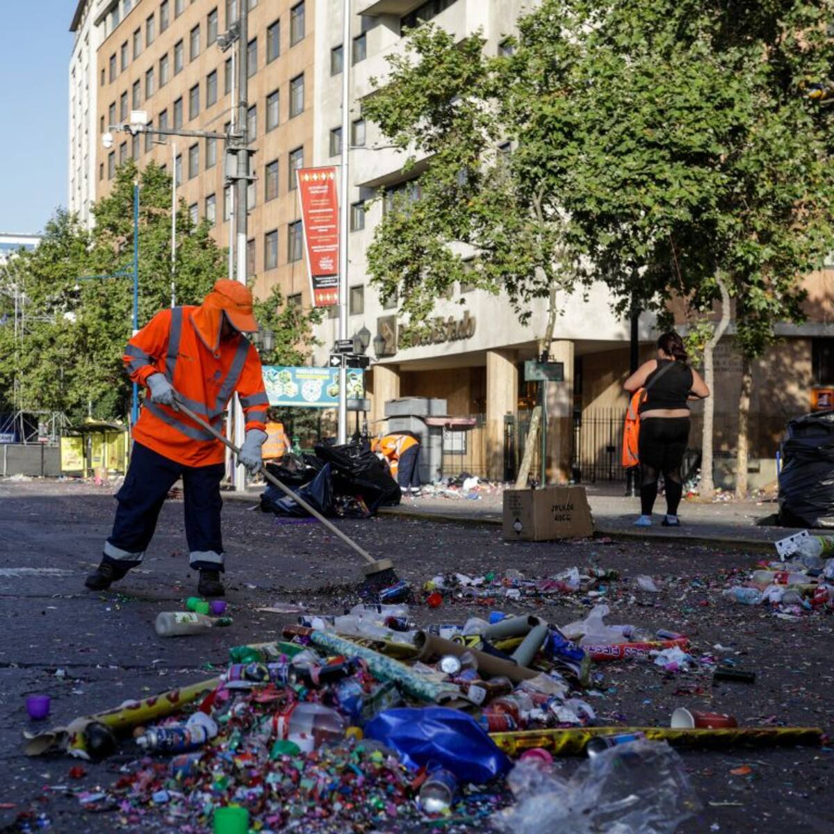 Pese a retirar 120 toneladas: este viernes continúa la remoción de basura del centro de Santiago tras Año Nuevo
