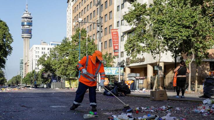 Pese a retirar 120 toneladas: este viernes continúa la remoción de basura del centro de Santiago tras Año Nuevo