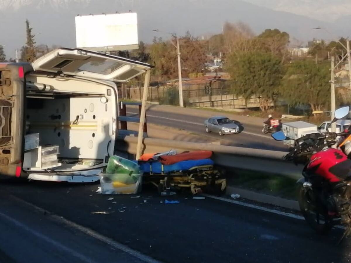 Ambulancia que trasladaba a paciente Covid-19 positivo volcó en el sector de La Farfana