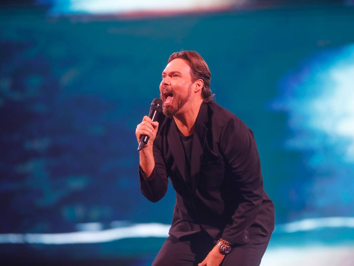 “Marico, levántate a una venezolana”: George Harris desafía al público en medio de pifias y apoyo venezolano en Viña 2025
