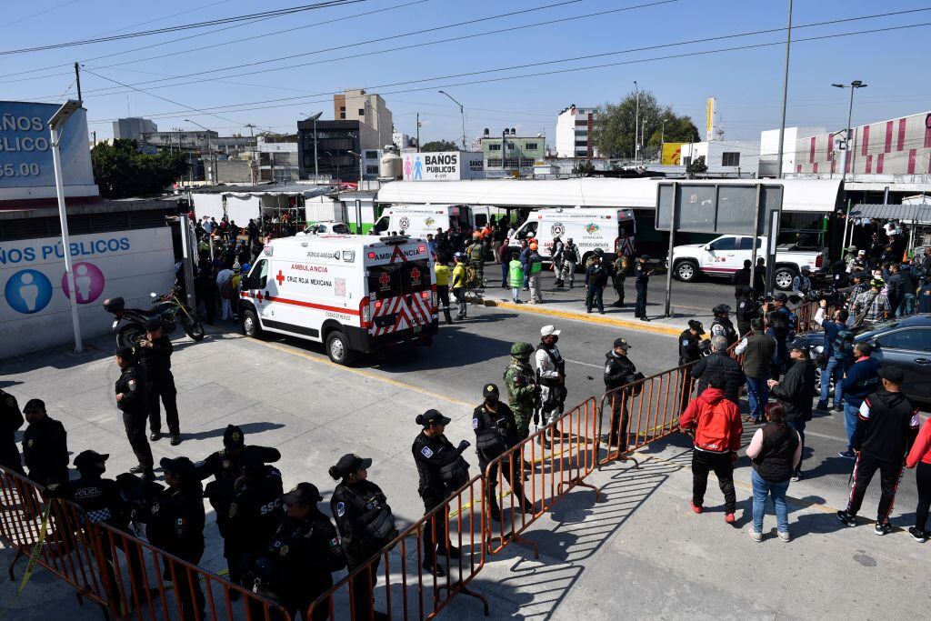 Equipos de emergencia asisten tras el choque en el metro de México