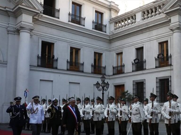 Piñera recibe honores de Guardia de Palacio: Estamos con «mucho ánimo»