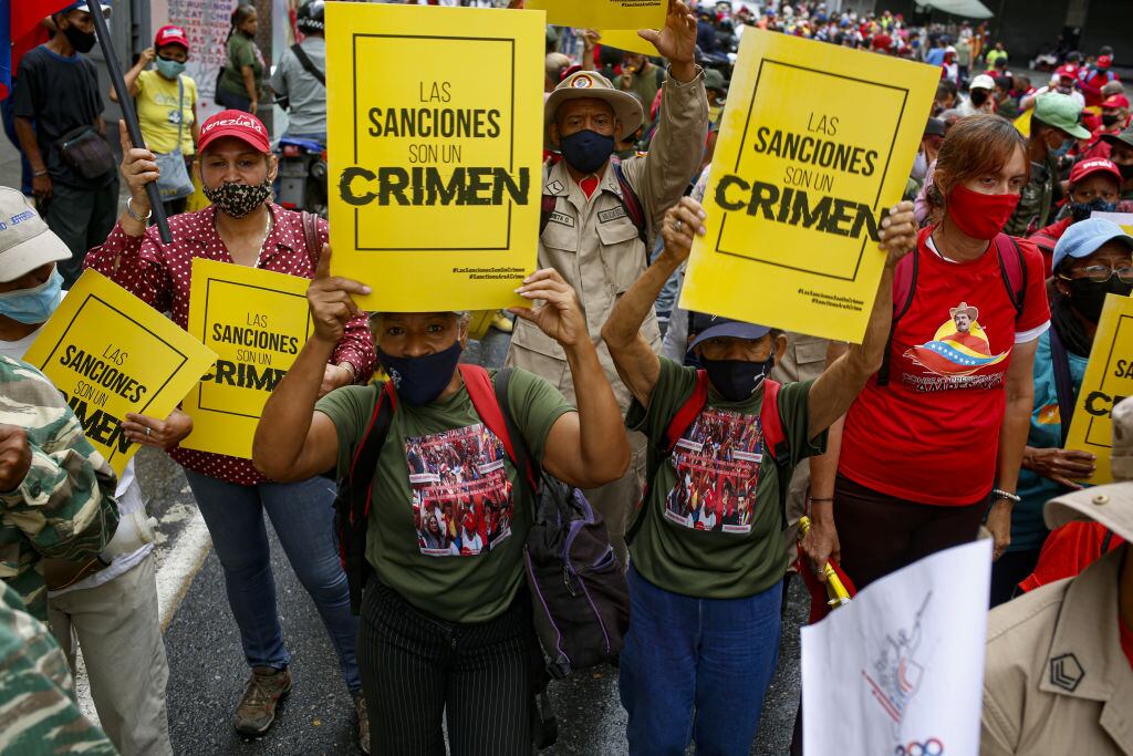 Un grupo de venezolanos protesta en contra del bloqueo de su economía