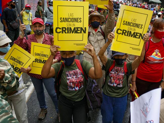 Un grupo de venezolanos protesta en contra del bloqueo de su economía