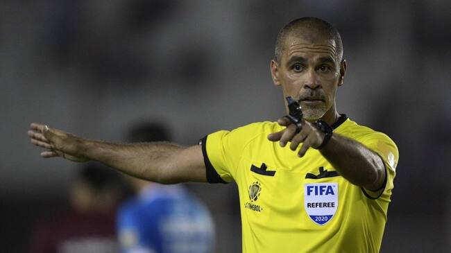 Paraguayan referee Eber Aquino gestures during the Copa Sudamericana first stage first leg football match between Argentina's Lanus and Ecuador's Universidad Catolica at "La Fortaleza" stadium in Lanus, Buenos Aires, Argentina, on February 12, 2020. (Photo by JUAN MABROMATA / AFP) (Photo by JUAN MABROMATA/AFP via Getty Images)