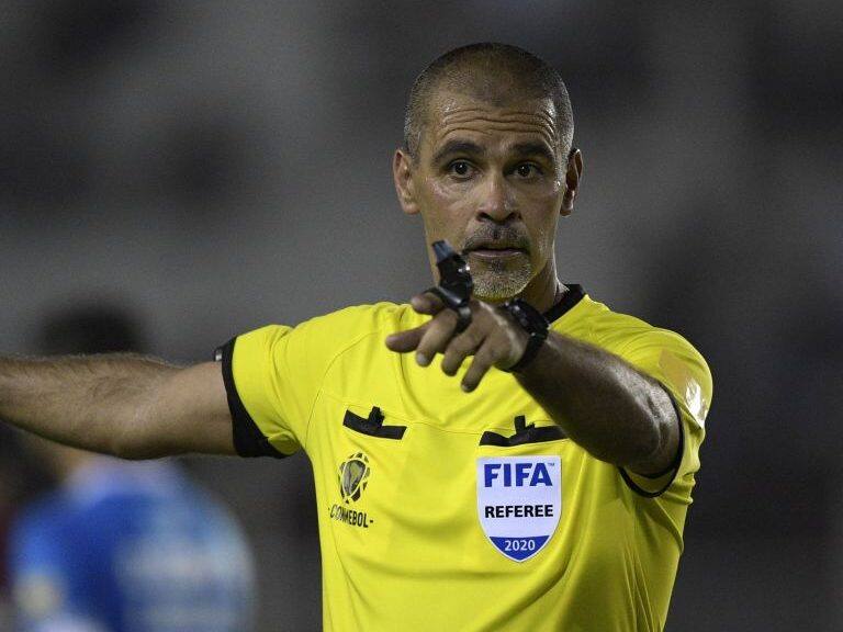 Paraguayan referee Eber Aquino gestures during the Copa Sudamericana first stage first leg football match between Argentina&#039;s Lanus and Ecuador&#039;s Universidad Catolica at &quot;La Fortaleza&quot; stadium in Lanus, Buenos Aires, Argentina, on February 12, 2020. (Photo by JUAN MABROMATA / AFP) (Photo by JUAN MABROMATA/AFP via Getty Images)