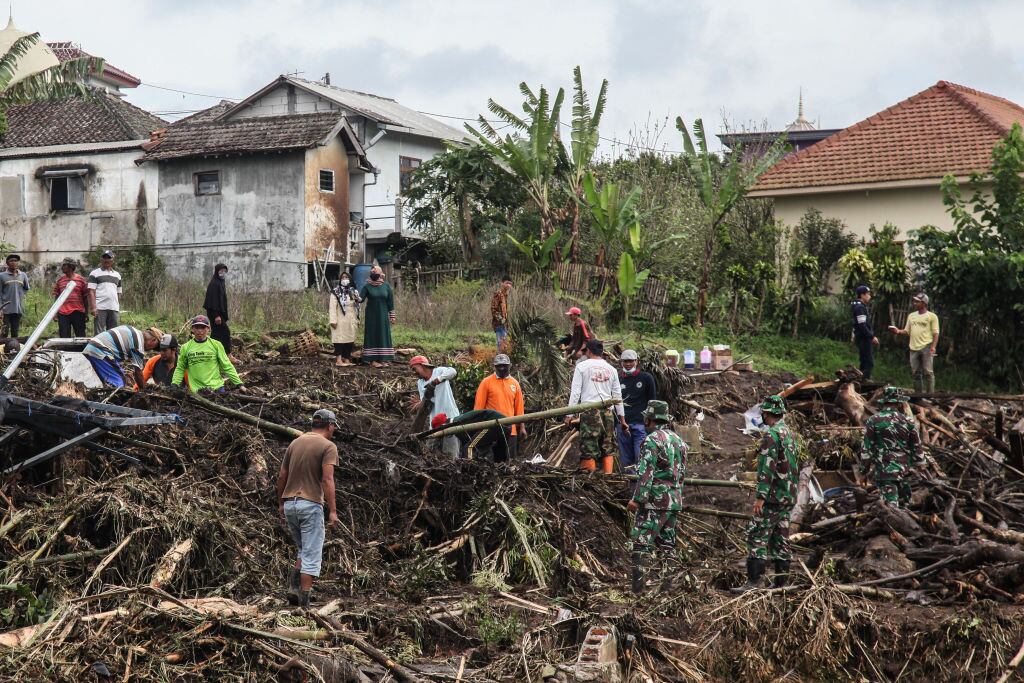 Residentes y oficiales buscan entre los escombros en Malang