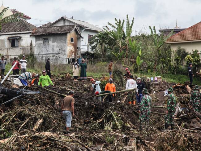 Residentes y oficiales buscan entre los escombros en Malang