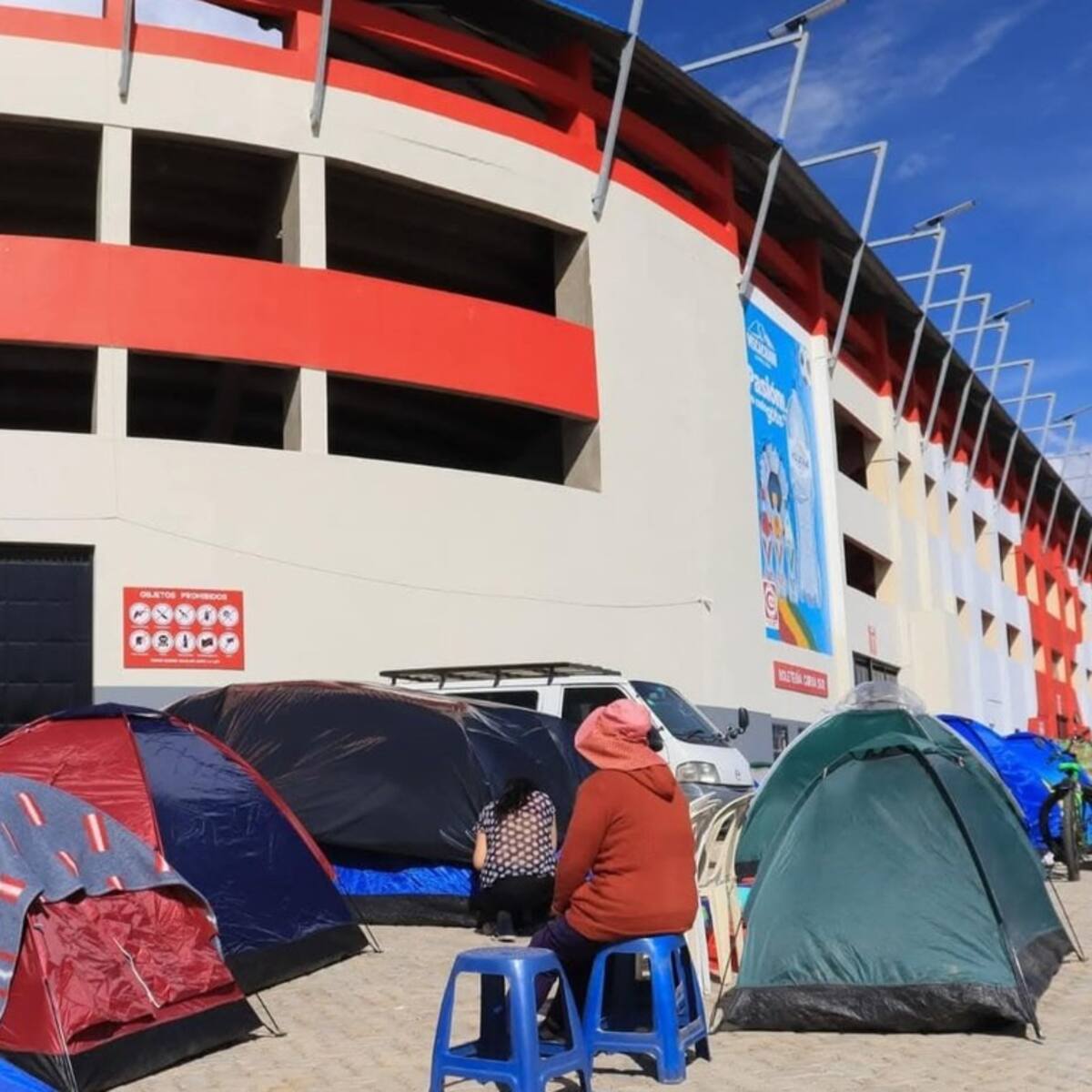 Locura en Bolivia: hinchas llevan cinco días acampando por una entrada para el duelo ante Brasil