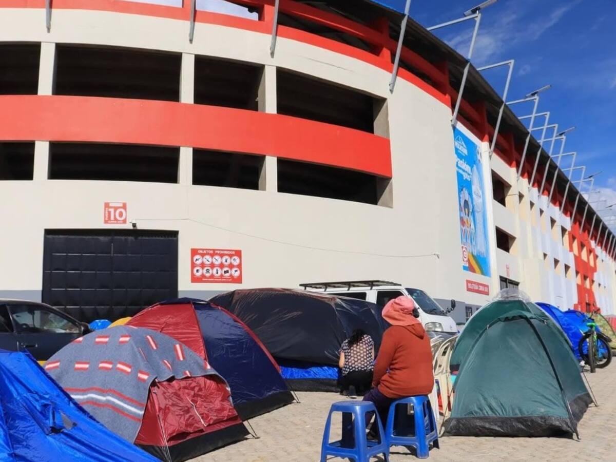 Locura en Bolivia: hinchas llevan cinco días acampando por una entrada para el duelo ante Brasil