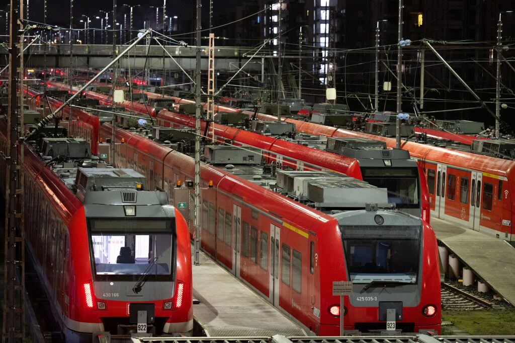 Los trenes sin funcionamiento en una estación de la ciudad de Fráncfort, luego del inicio de una huelga histórica de los maquinistas en el país europeo.