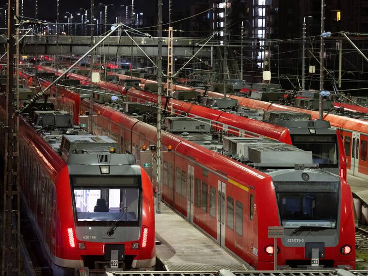 Los trenes sin funcionamiento en una estación de la ciudad de Fráncfort, luego del inicio de una huelga histórica de los maquinistas en el país europeo.