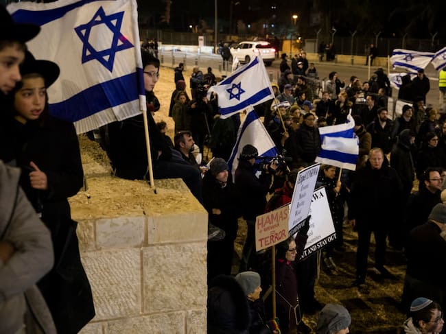 Un grupo de personas en Israel protesta contra la agencia de refugiados palestinos de la ONU en la ciudad de Jerusalén, en el territorio ocupado de Palestina.