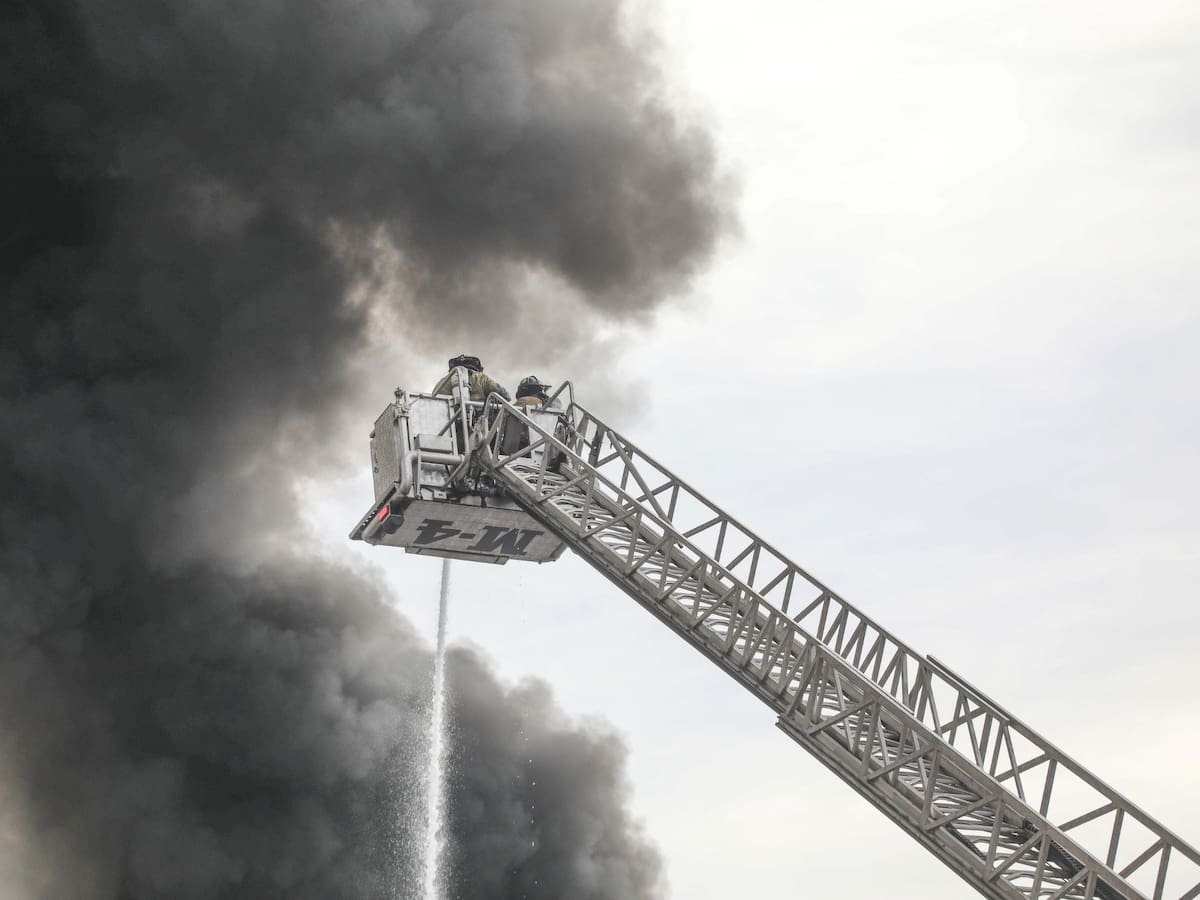 Llamas de más de 10 metros y posible intencionalidad: qué se sabe del descontrolado incendio en Cerrillos