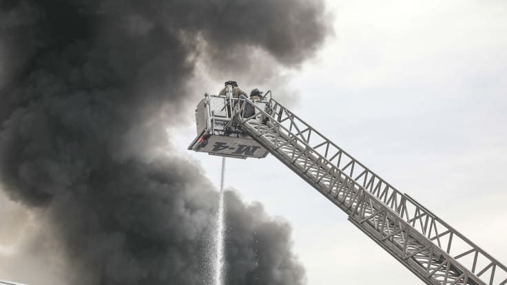 Descontrolado incendio en Cerrillos mantiene en alerta a equipos de emergencia: investigan posible intencionalidad