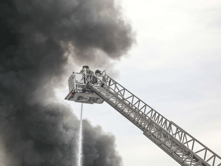 Descontrolado incendio en Cerrillos mantiene en alerta a equipos de emergencia: investigan posible intencionalidad