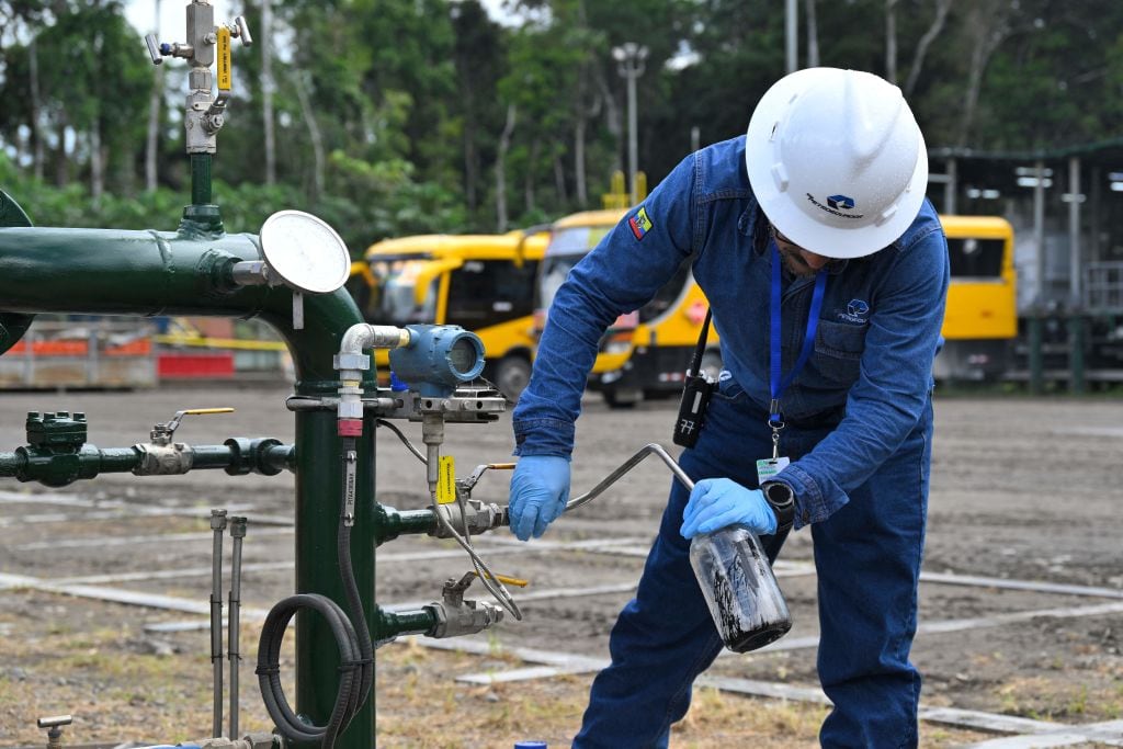 Técnicos extraen crudo en el campo Ishpingo del parque Yasuní en Ecuador