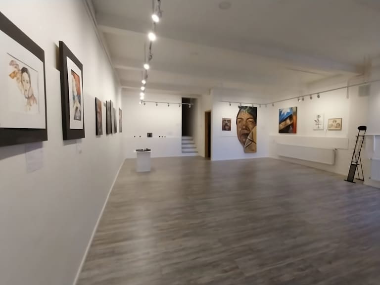 Tras más de 30 años de historia: confirman cierre de emblemático recinto artístico chileno y hay varios despedidos