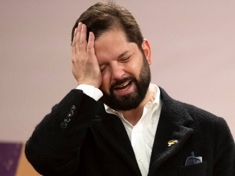 «Les molesta que ande en bicicleta, en auto o en avión»: Presidente Boric responde críticas por subir cerro San Cristóbal