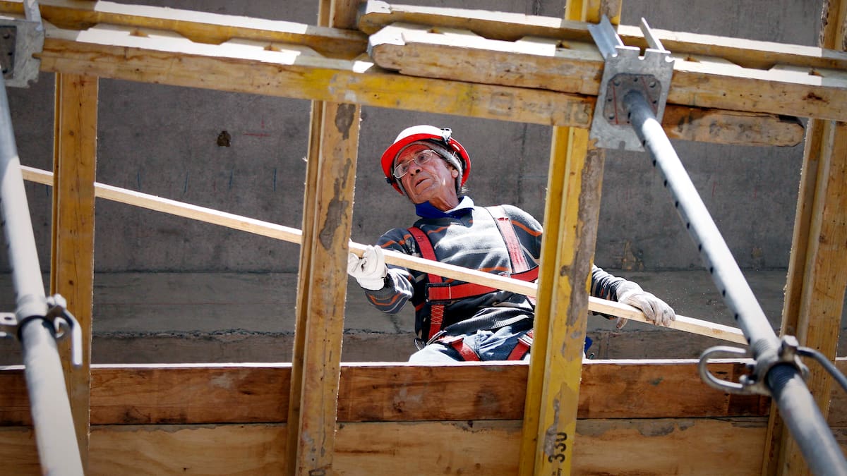 Tasa de desempleo en Chile vuelve a caer y llega a 8,0% durante trimestre móvil noviembre - enero, según el INE