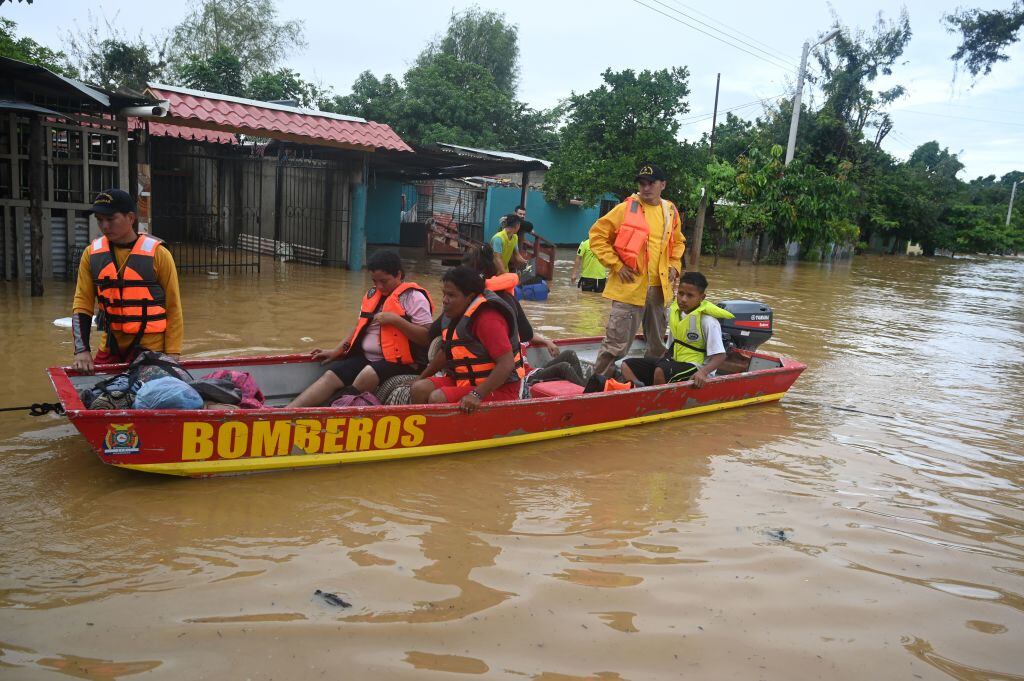 Bomberos asisten a ciudadanos en las inundaciones en Guatemala