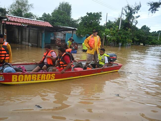 Bomberos asisten a ciudadanos en las inundaciones en Guatemala