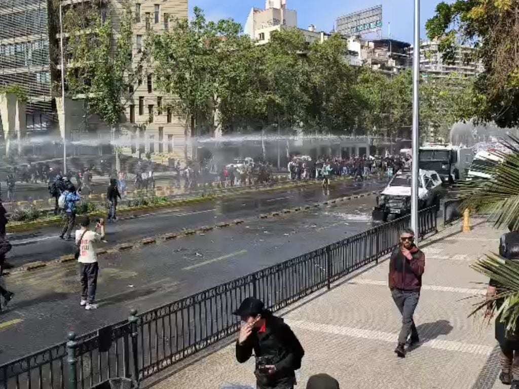 Marcha de estudiantes en Santiago y regiones en vivo: disturbios, enfrentamientos y qué estaciones de Metro están abiertas
