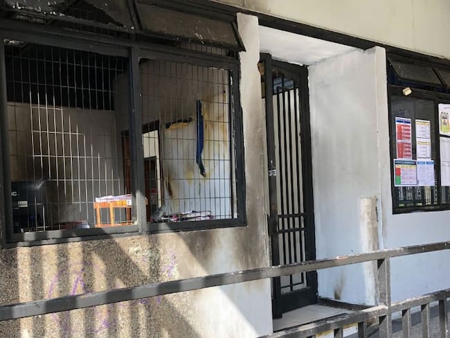 Registran incendio en acceso principal del Instituto Nacional en medio de protestas