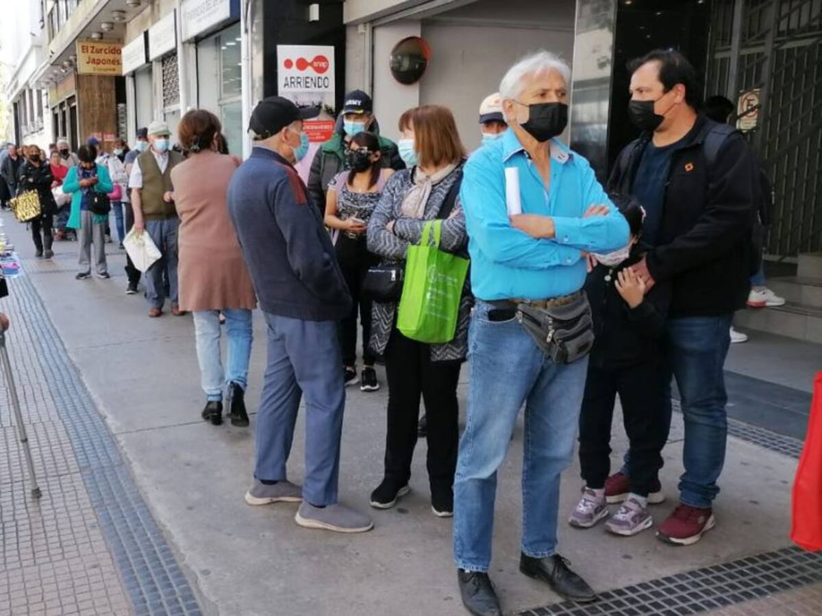 Largas filas de adultos mayores afuera del Serviu: fin del plazo para postular a subsidio de arriendo coincidió con falla en la plataforma web