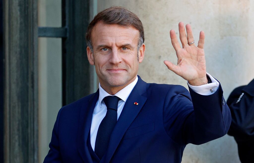 El presidente de Francia, Emmanuel Macron, saluda a la prensa antes de ingresar a una reunión en París