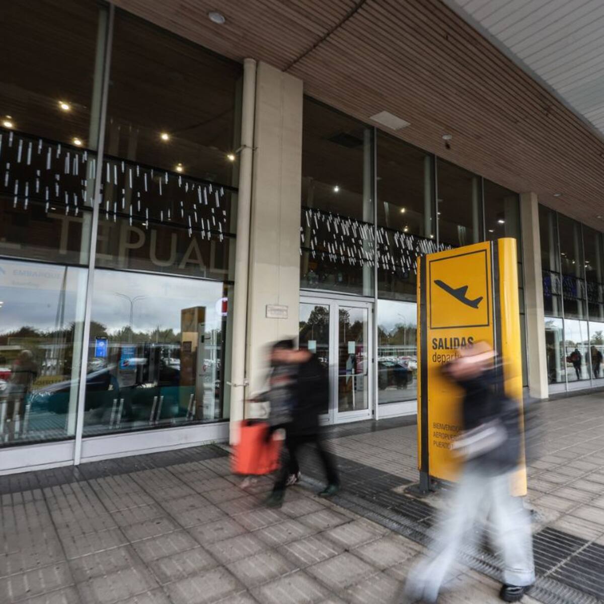 Evacúan aeropuerto El Tepual de Puerto Montt tras amenaza de bomba: procedimiento concluyó sin hallazgos