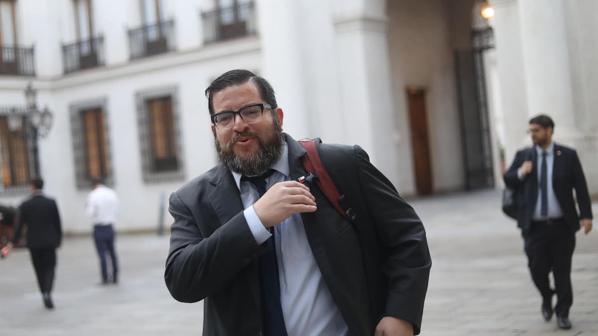 Revelan que 11 integrantes de la OPE recibieron pagos desde La Moneda por labores previas a asunción del Presidente Kast