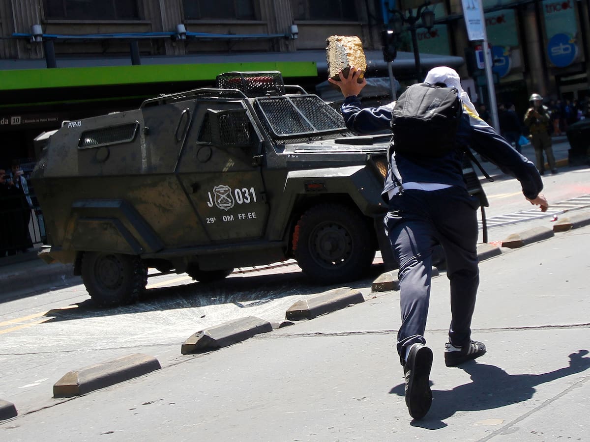 Lo dejó atrapado entre dos “zorrillos”: Carabinero es condenado por atropellar a un manifestante durante el “estallido social”
