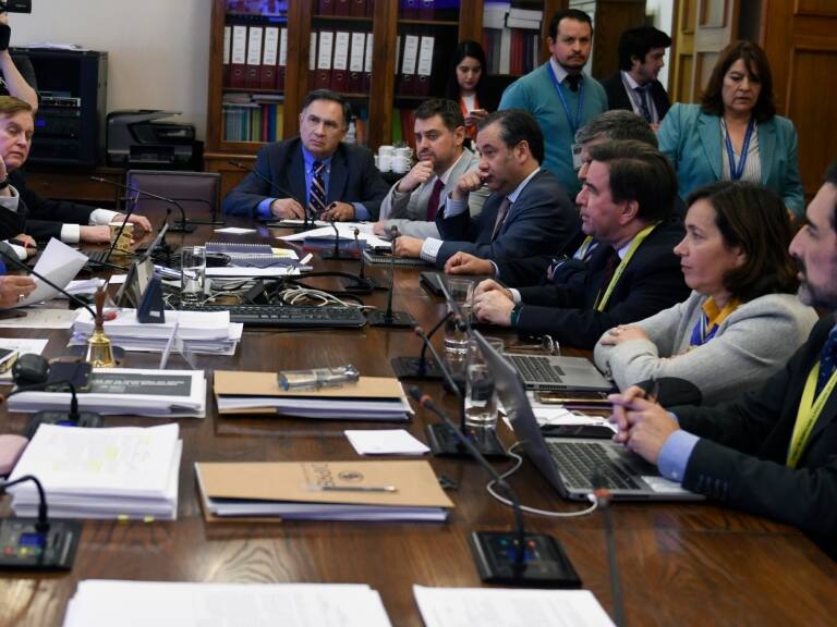 Comisión Hacienda de la Cámara Diputados inicia tramitación del proyecto reajuste del salario mínimo 2025-2026 en Chile