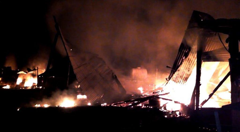 16 de Julio de 2018/TEMUCO Un nuevo atentado en la Araucania afecto esta madrugada a el fundo Palihue de propiedad del agricultor Asley Cooper, fundo que contaba con medidas de proteccin, los daos fueron evaluados en primera instancia en mas de $ 600 millones, 2 galpones, 3 tractores, 1 fumigador,1 sembradora, 1 embolsadora de grano, y un tractor de grano, esos son las maquinarias quemadas y dos galpones lugar donde estaban guardadas las maquinas, cabe sealar que los caminos cercanos al lugar del fundo fueron cortados por cortes de arboles y tambin postes de alumbrado publico, un amplio operativo policial se aprecio en la zona.
FOTO:HECTOR ANDRADE/AGENCIAUNO