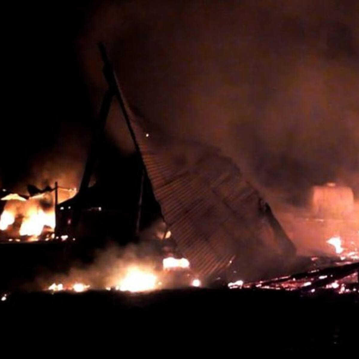 Desconocidos incendia escuela en Curacautín: fuego casi se propagó a iglesia
