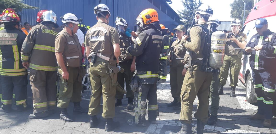 Personal de Bomberos y Labocar realiza investigación en el sitio del suceso. Fuente: Carabineros
