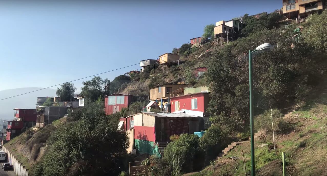 Municipalidad de Lo Barnechea busca concretar desalojo de toma en Cerro 18 por riesgo de incendio