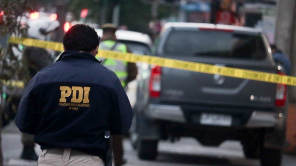 PDI detuvo al presunto autor de los disparos que resultaron con una menor de dos años herida en La PintanaPDI detuvo al presunto autor de los disparos que resultaron con una menor de dos años herida en La PintanaMujer fallece tras caer desde el piso 21 en edificio ubicado en calle Janequeo entre Barros Arana y Freire en el Centro de la Ciudad, La Brigada de Homicidios de la PDI realiza peritajes e investiga la causa de la caida de la mujer.

FOTO: CAMILO CASTRO / AGENCIAUNO
