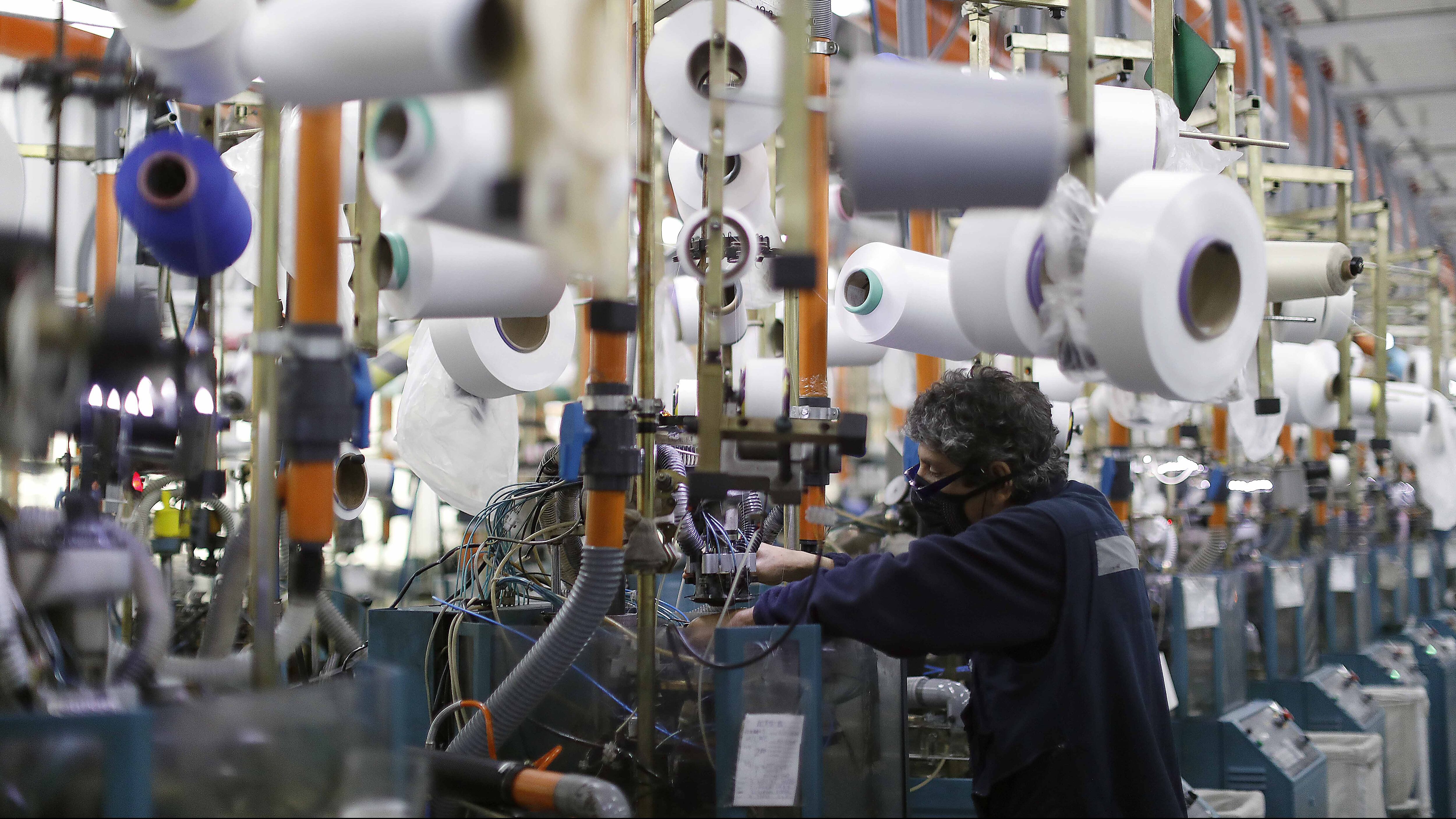07 de Octubre de 2020/SANTIAGO Una persona trabaja en la Fbrica Monarch, durante una visita de autoridades de gobierno en cual presentaron el Termmetro de Reactivacin, plataforma que permite hacer seguimiento a los avances de la recuperacin econmica de diversos sectores a nivel regional y nacional.
FOTO:CRISTOBAL ESCOBAR/AGENCIAUNO