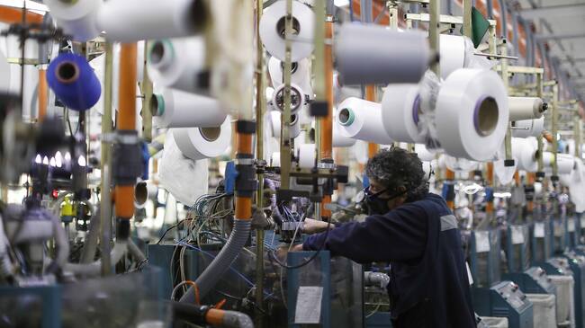 07 de Octubre de 2020/SANTIAGO Una persona trabaja en la Fbrica Monarch, durante una visita de autoridades de gobierno en cual presentaron el Termmetro de Reactivacin, plataforma que permite hacer seguimiento a los avances de la recuperacin econmica de diversos sectores a nivel regional y nacional.
FOTO:CRISTOBAL ESCOBAR/AGENCIAUNO