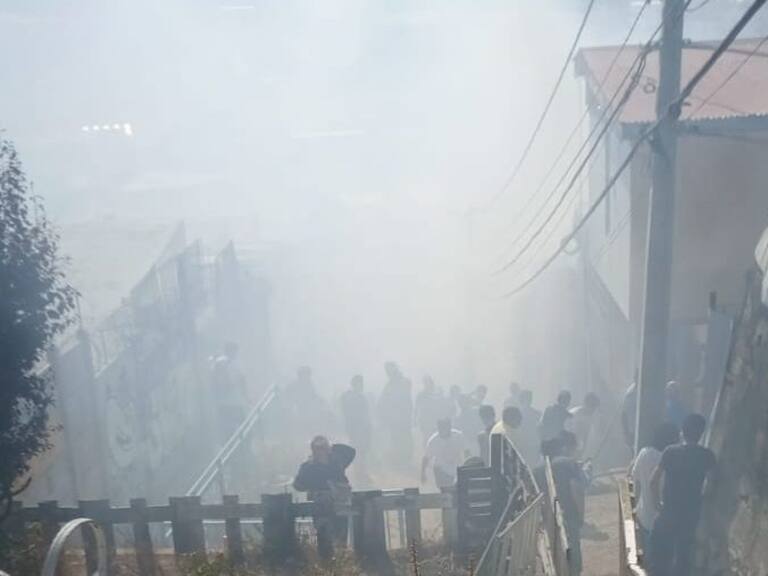 Incendio en el Cerro Merced afectó a tres viviendas en Valparaíso
