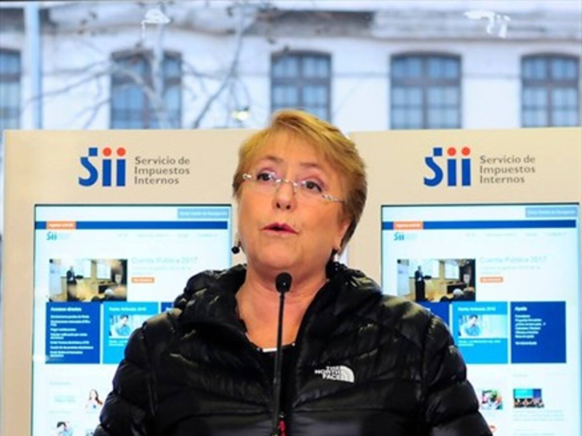 Bachelet lanza «revolucionaria» propuesta para declarar el IVA