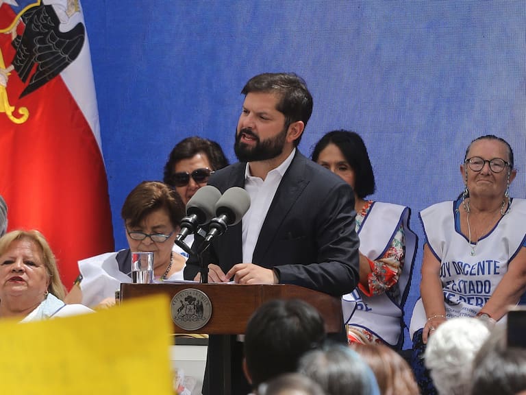 “Se opusieron a pagarle a los profesores”: Boric critica a la ultraderecha tras promulgar ley que salda la deuda histórica docente